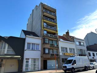 Dit ruime en goed onderhouden appartement ligt in de Torhoutsesteenweg, op een locatie met veel winkels en in de onmiddellijke omgeving van...