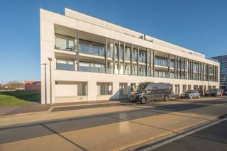 Mooi onderhouden appartement te Duinenwater nabij het Keith HaringpleinIndeling: inkomhal met berging en gastentoilet. Gezellige woonkamer met open...