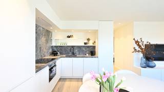 <p>Unieke penthouse met zij zeezicht, gelegen op 120 meter van de zeedijk en beschikt over terrassen waar je heerlijk kunt genieten van zowel de ochtend-, middag- als avondzon. <br /><br />De samenstelling van dit appartement is als volgt: inkomhal met gastentoilet, ruime woonkamer die uitgeeft met schuiframen op een prachtig zonneterras waar je kunt genieten van het zijdelings zeezicht, volledig uitgeruste open keuken met marmeren werkblad, twee volwaardige slaapkamers die elk beschikken over hun eigen douchekamer en voorzien van ingebouwde kleerkasten. Beide kamers hebben toegang tot het terras achteraan. Mogelijkheid tot huren van een autostaanplaats in overliggend gebouw. <br /><br />Het appartement werd volledig vernieuwd met oog voor detail. <br /><br />EPC: 180 kWh/(m² jaar) (UC: 2923965)</p>