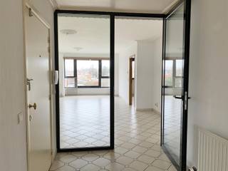 Gunstig gelegen instapklaar appartement te Dendermonde.Indeling: inkomhal, ruime woonkamer met veel lichtinval, moderne keuken, ruime berging, apart...