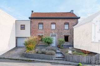 À Ambresin , au cœur du triangle E40–E411–E42, découvrez cette maison de caractère de la fin des années 1800, pleine de charme et d’authenticité.Sur...