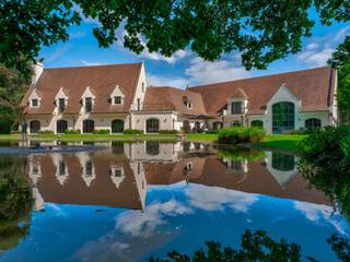 Deze uitzonderlijke villa is gelegen op een perceel van 9.791 m² in een rustige straat in het charmante Grimbergen, vlakbij Brussel. De eigendom,...