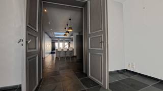 Prachtig en lichtrijk duplex-appartement met tuin nabij het centrum van Tienen<br />Op een gunstige ligging vlak bij het centrum van Tienen bevindt zich dit ruime en lichtrijke duplex-appartement met een aangename tuin en terras.<br />Op het gelijkvloers kom je binnen via de inkomhal met apart toilet en berging. Verder beschikt het appartement over een extra kamer die perfect dienst kan doen als bureau of slaapkamer, een ruime en gezellige woonkamer en een grote open keuken. Vanuit de leefruimte heb je toegang tot het terras en de tuin.<br />Op de eerste verdieping bevinden zich een slaapkamer en een badkamer uitgerust met douche, bad, dubbele lavabo en toilet.<br />Dankzij de mooie lichtinval, de ruime indeling en de buitenruimte is dit een bijzonder aangename woning op een centrale locatie.<br />Daarnaast is er de mogelijkheid om een autostaanplaats bij te huren voor € 80/maand.<br />Onmiddellijk beschikbaar! Huurprijs: € 1.150/maand<br />Interesse of graag meer informatie?<br />Mail naar claudia@immogve.be of bel naar 016/56.56.14 voor meer info of een bezoek.