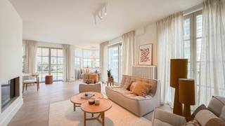 <p>Appartement duplex exclusif avec vue sur mer à Duinbergen</p>
<p>À un emplacement absolument unique, à proximité immédiate du club de voile de Duinbergen, se trouve cette villa exceptionnelle divisée en deux unités résidentielles totalement indépendantes. Les deux sont actuellement en vente, et nous vous présentons ici l’Unité 1 : un spacieux appartement duplex d’environ 170 m², réparti sur le rez-de-chaussée et le premier étage.</p>
<p>L’appartement s’ouvre sur un élégant hall d’entrée avec vestiaire et toilettes invités. Le séjour lumineux avec cheminée et coin café donne accès à une grande terrasse offrant une vue panoramique sur la mer. La salle à manger se prolonge harmonieusement par la cuisine ouverte moderne, aménagée avec des matériaux haut de gamme et équipée d’appareils contemporains.</p>
<p>L’étage supérieur est accessible par l’escalier ou par l’ascenseur. Vous y trouverez trois chambres spacieuses, chacune avec armoires encastrées, dressing et salle de bains privative. La suite parentale se distingue par son bow-window offrant une vue imprenable sur la mer, un lieu idéal pour se détendre.</p>
<p>Un atout majeur de cette propriété est son vaste sous-sol avec des emplacements de garage pouvant accueillir 5 à 7 voitures, parfait pour les amateurs d’automobiles ou pour ceux qui recherchent un espace de rangement supplémentaire. Ces places de stationnement peuvent être acquises moyennant un supplément.</p>
<p>Cet appartement duplex exclusif combine une situation exceptionnelle avec une vue mer époustouflante, un confort pratique et un atout rare grâce à sa capacité de garage unique. Une opportunité rare de vivre dans l’un des emplacements les plus recherchés de Duinbergen.</p>