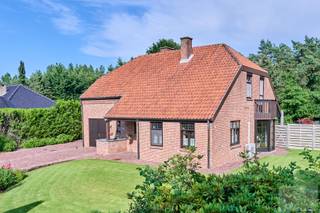villa op toplocatie – Albert Servaesdreef 32, Lommel<br /><br />Op een van de meest gegeerde locaties van Lommel, in de prestigieuze villawijk, bevindt zich deze uitzonderlijke en instapklare villa op een prachtig perceel van 1500 m².<br /><br />De achterzijde van het perceel grenst rechtstreeks aan het bos, waardoor u elke dag geniet van optimale rust, privacy en een uniek groen uitzicht.<br /><br />Deze ruime villa werd met oog voor kwaliteit gebouwd en biedt alle comfort voor wie op zoek is naar exclusief wonen in een natuurlijke omgeving.<br /><br />Dankzij de vier volwaardige slaapkamers, twee badkamers en de onderkeldering beschikt de woning over een zee aan ruimte voor het hele gezin.<br />Bovendien zorgen de aanwezige zonnepanelen en het gunstige EPC-label B voor een energiezuinige en toekomstgerichte woonervaring.<br /><br />De fraai aangelegde tuin vormt zonder twijfel het absolute pronkstuk van deze eigendom. Hier geniet u van een prachtig zwembad met buitendouche, omringd door groen en volledige privacy.<br /><br />Het volledig ingerichte poolhouse tilt het buitenleven naar een hoger niveau en is uitgerust met een gezellige zithoek, jacuzzi, sauna en een eigen badkamer.Een ideale plek om het hele jaar door te ontspannen of gasten in stijl te ontvangen.<br /><br />Deze villa combineert een exclusieve ligging, een hoogwaardige afwerking en een uitzonderlijk wellnessgevoel tot een unieke woonbeleving die zelden op de markt verschijnt.<br /><br />Troeven van deze eigendom<br /><br />Exclusieve ligging in de villawijk van Lommel<br />Perceel van 1500 m² met directe aansluiting aan het bos<br />4 ruime slaapkamers<br />2 badkamers<br />onderkelderd<br />Energiezuinig met EPC-label B<br />Uitgerust met zonnepanelen met groene stroomcertificaten en 10 kw thuisbatterij<br />Prachtig aangelegde tuin met maximale privacy<br />Zwembad Starline met buitendouche<br />Luxe poolhouse met jacuzzi, sauna, badkamer en gezellige zithoek<br /><br />Ideale combinatie van rust, natuur, ruimte en luxe<br /><br />Bent u op zoek naar een exclusieve villa waar comfort, privacy en ontspanning centraal staan? Dan is deze unieke eigendom aan de Albert Servaesdreef 32 in Lommel absoluut een bezoek waard.