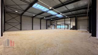Entrepôt de 649 m² avec 103 m² de bureaux et 109 m² de salle polyvalente.L'entrepôt se compose d'une structure en acier avec des panneaux en béton et...
