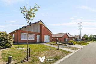 <p><span>Instapklare gelijkvloerse woning met 4 slpks op rustige ligging</span></p><p><span> </span></p><p><span>Belangrijkste troeven:</span></p><p><span>- Volledig gelijkvloerse woning</span></p><p><span>- 4 slaapkamers</span></p><p><span>- Reeds gerenoveerd: badkamer, verwarmingsinstallatie en isolatie zoldervloer</span></p><p><span>- Praktische kelder en kruipkelder aanwezig</span></p><p><span>- Geen renovatieplicht!</span></p><p><span>- Rustig gelegen in een verkeersarme straat</span></p><p><span>- Achteraan bereikbaar dankzij servitude</span></p><p><span> </span></p><p><span>Bekijk zeker ook onze grondplannen met de afmetingen. Zo krijgt u van thuis uit al een perfect beeld van wat deze woning te bieden heeft!</span></p><p><span>Wenst u meer info of een vrijblijvende bezichtiging, contacteer dan ons kantoor op het nummer 014 39 99 99 en wij helpen u graag verder.</span></p>