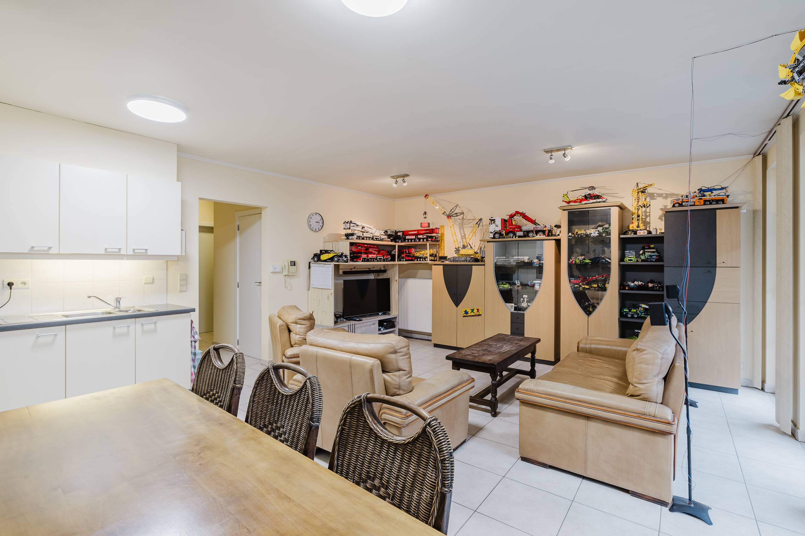 INSTAPKLAAR GELIJKSVLOERS APPARTEMENT MET GARAGE &amp; STADSTUIN - foto 4