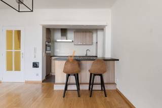 <p><span>Instapklaar en volledig gerenoveerd appartement op centrale ligging te Ekeren</span></p><p><span>Dit smaakvol gerenoveerde appartement is gelegen op de eerste verdieping van een kleinschalig gebouw zonder lift, op de Kapelsesteenweg 555 te Ekeren. Dankzij de centrale ligging geniet u hier van een vlotte bereikbaarheid en alle voorzieningen/openbaar vervoer binnen handbereik.</span></p><p><span>Bij het betreden van het appartement komt u in de inkomhal, waar praktische aansluitingen voorzien zijn voor een wasmachine. De zeer ruime leefruimte sluit aan op de open, ingerichte keuken. Deze is uitgerust met kwalitatieve toestellen, waaronder een vaatwasser, inductiekookplaat en combi-oven.</span></p><p><span>Aansluitend bevindt zich een ruime slaapkamer. Verder is er een modern ingerichte badkamer, uitgerust met een comfortabele douche, lavabo, toilet en praktische opbergkastjes. </span></p><p><span>Dankzij de doordachte indeling en de recente renovatie is dit appartement volledig instapklaar. </span></p><p><span>Ideaal voor alleenstaanden of koppels die op zoek zijn naar comfortabel en zorgeloos wonen.</span></p><p><span>Bovendien vormt dit appartement ook een uitstekende investering</span><span>, perfect geschikt voor verhuur dankzij de ligging, de compacte indeling en de hedendaagse afwerking.</span></p><p><span>Interesse? Plan vandaag nog uw bezoek!<br /><span>info@verlimmo.be</span></span><span>    03 658 95 58</span></p><p><span>*De vermelde bewoonbare oppervlakte is gebaseerd op de bruikbare vloeroppervlakte zoals vermeld in het EPC-verslag.</span></p><p><span> </span></p>