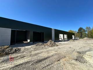 Nieuwbouw KMO-unit te koop met een oppervlakte van 249 m² met 130 m² casco kantoorruimte en 4 privatieve parkeerplaatsen.De loods maakt deel uit van...