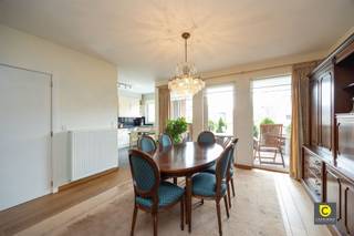 <p><span>Ruim en verzorgd appartement op toplocatie in Kontich !<br /><br /></span></p><p><span> </span></p><p><span>Bent u op zoek naar een jong en verzorgd appartement in Kontich ? Op deze toplocatie in Kontich ervaart u alle voordelen . Kontich is een levendig dorp waar u nog gezellig kan winkelen, terrasjes doen of eens lekker gaan eten. Alles is op wandel- fietsafstand. Openbaar vervoer is ook op wandelafstand en met de wagen bent u onmiddellijk op alle verbindingswegen zoals A12 en E19 richting Brussel of Antwerpen. Groen is er ook voldoende in de omgeving om te wandelen en sportinfrastructuur is ook aanwezig in de directe omgeving.<br /><br />Ruimte is er voldoende; Het appartement heeft een oppervlakte van 121 m2 (cfr EPC). Het biedt veel comfort en rust en er werd gebruik gemaakt van hoogwaardige materialen. </span></p><p><span> </span></p><p><span>Indeling: </span></p><p><span>Inkomhal</span></p><p><span>Het appartement is te vinden op het eerste verdieping links. U kan met de lift op de trap het appartement vlot bereiken.</span></p><p><span>U komt binnen in een ruime inkomhal die toegang geeft langs de voorzijde naar de grote woonkamer en langs de achterzijde naar de slaapkamers.. In de inkomhal is er een gastentoilet met handenwasser en een vestiaire aanwezig.</span></p><p><span> </span></p><p><span>Woonkamer en keuken:</span></p><p><span>De ruime woonkamer heeft een oppervlakte van circa 50 m2, een verzorgde uitstraling met parketvloer en veel natuurlijke lichtinval dankzij de grote ramen.</span></p><p><span>De volledig geïnstalleerde keuken grenst zich aan de woonkamer en biedt alle comfort. Ook is er een aparte berging die tevens ook dienst doet als wasplaats maar nog voldoende ruimte biedt voor berging en eventueel voorraadkast.</span></p><p><span>Tot slot kunt u vanuit de leefruimte en de keuken het aangename en overdekte zuid-west georiënteerde terras betreden dat uitkijkt op het groen.</span></p><p><span>Dit terras biedt ruist, privacy en is perfect voor de komende zomeravonden.</span></p><p><span> </span></p><p><span>Slaapkamers en badkamer:</span></p><p><span>Het appartement biedt 2 ruime slaapkamers waarvan 1 een terras heeft een inbouwkast en de andere een inloopdressing.<br />Daarnaast is er ruime stijlvolle badkamer met dubbel lavabomeubel, extra kastruimte, een bad en aparte douche.</span></p><p><span><br /></span><span>Ondergrondse garage:</span><span><br />Onderaan het gebouw bevindt zich een privatieve ondergrondse garagebox met automatische poort die is aan te kopen voor 35.000 euro.</span></p><p><span>Even handig voor spullen op te bergen of parkeren van uw voertuigen.<br /><br /></span></p><p><span>Troeven:</span></p><p><span>- 121m² bewoonbare oppervlakte </span></p><p><span>- Hoogwaardige afwerking</span></p><p><span>- Vliegenramen</span></p><p><span>- Veiligheidsdeur</span></p><p><span>- Recent gebouw</span></p><p><span>- Zeer gunstig EPC: A</span></p><p><span>- Elektriciteit conform</span></p><p><span>- Mobiscore 8,3/10</span></p><p><span> </span></p><p><span>Mis deze unieke kans niet en maak snel een afspraak voor een bezichtiging van dit prachtige appartement!</span></p><p><span> </span></p><p><span> </span></p>