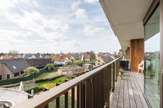 Modern nieuwbouwappartement op de tweede verdieping van residentie 't Zout in Sint-Idesbald.Inkomhal met ingemaakte vestiairekast, ruime woonkamer...