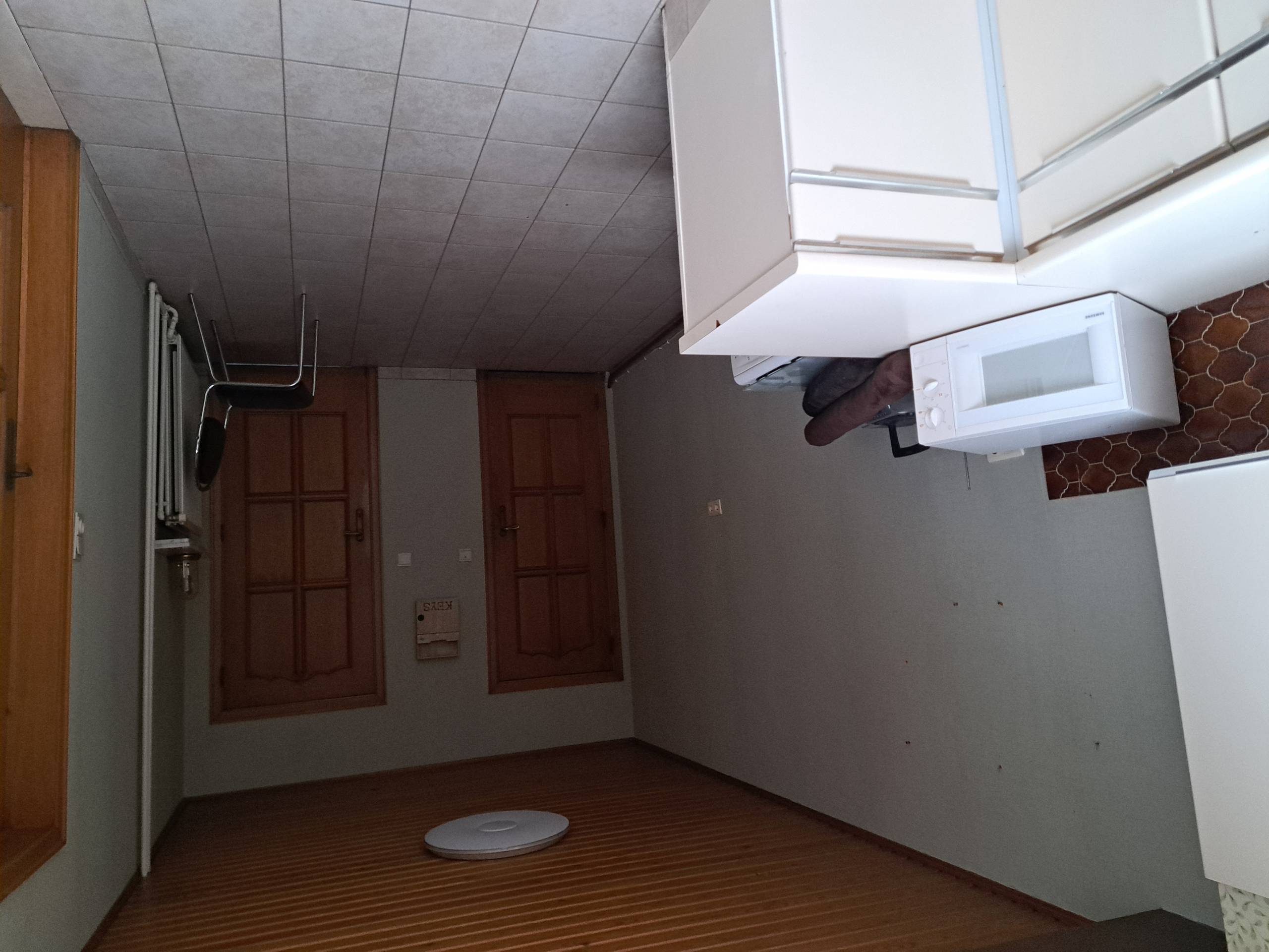 Een halfopen bebouwing met 3 slaapkamers, 2 badkamers en tuin. - foto 5