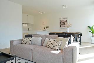 Roeselare-centrum: 40 appartementen in de Wortelstraat  zijn zeer gunstig georiënteerd. <br />Vanaf 2021 is er 6% mogelijk bij aankoop van een nieuwbouwwoning onder bepaalde voorwaarden.<br /><br />Het appartement is voorzien van een ruim zitterras en 2 slaapkamers.<br />In deze woonunit zal u dat ultieme comfortgevoel ervaren dankzij de kwaliteitsvolle afwerking en de grote raampartijen.<br /><br />Extra troeven :<br />- grote raampartijen<br />- ondergrondse parking<br />- meerdere fietsenstallingen<br />- zeer rustig binnengebied<br />- kwaliteitsvolle afwerking<br />- unieke ligging<br />- her aanleg Wortelstraat<br /><br />Bel ons vrijblijvend op voor een bezoek en info. Wij begeleiden u graag met de glimlach op zoek naar uw droomwoning &amp; commercieel pand. T. 051 62 40 40