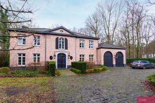 <p><span>Exclusief wonen in het groen van Schilde</span></p><p><span>In een gegeerde en aan het einde van een doodlopende straat in Schilde bevindt zich deze ruime en perfect onderhouden 'manoir' villa waar comfort, licht en privacy centraal staan. De woning biedt een riante woonbeleving, omgeven door groen en hedendaagse luxe.</span></p><p><span>Deze wijk wordt gekenmerkt door rust in een bosrijk gebied en grote percelen met veel privacy, wat ze uiterst gegeerd maakt.</span></p><p><span>De automatische poort met toegangscontrole geeft uit op de aangelegde oprit. </span></p><p><span>De ruime inkomhal is voorzien van een ingemaakte vestiairekast en een gastentoilet. Aansluitend bevindt zich een ingerichte bureauruimte met maatkasten, ideaal als praktijkruimte voor een vrij beroep, of als home-office. </span></p><p><span>De inkomhal geeft uit de opengewerkte leefruimtes op doorlopende parketvloer, van hieruit is een open zicht op de tuin dankzij de grote raampartijen. De riante zitruimte kreeg extra gezelligheid dankzij de gashaard.</span></p><p><span>Naast het eetgedeelte bevindt zich de moderne leefkeuken met stenen werkblad en kwaliteitsvolle toestellen: semi-professioneel fornuis (Falcon), Miele ovens en een wijnkoelkast. Van hieruit is er bovendien toegang tot een gezellig, overdekt terras.</span></p><p><span>Praktische ruimtes zoals berging, wasplaats en bijkeuken sluiten hier naadloos op aan. De dubbele garage met automatische poorten biedt plaats aan twee wagens en extra bergruimte.</span></p><p><span>Op de eerste verdieping bevinden zich vier volwaardige slaapkamers en twee badkamers. Het mastergedeelte werd uitgewerkt als een echte suite met slaapgedeelte, dressingruimte met ingemaakte kasten en een royale badkamer met ligbad, inloopdouche en dubbel lavabomeubel.</span></p><p><span>Daarnaast biedt een ruime polyvalente kamer tal van mogelijkheden: hobbyruimte, speelkamer voor de kids, thuisfitness etc. </span></p><p><span>De tweede verdieping vervolledigt het geheel met een ruime extra kamer die perfect dienst kan doen als hobbyruimte, bureau of nog als bijkomende, volwaardige slaapkamer.</span></p><p><span>Buiten geniet u van een riante tuin waar volwassen bomen en groenaanplanting zorgen voor optimale privacy. Twee aangelegde terrassen maken het plaatje compleet en laten u op elk moment van de dag genieten van het buitenleven.</span></p><p><span>In deze recente villa werd specifieke aandacht besteed aan duurzaamheid en energiezuinigheid zoals; volledige isolatie, hoogrendemends verwarmingsinstallatie, airco, wat resulteert in een zeer gunstige EPC-score.</span></p>