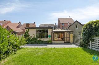 Laat u verrassen door de ruimte die schuilt achter deze charmante en karaktervolle gevel. <br /><br />De woning is gelegen net buiten het centrum en is op het gelijkvloers ingedeeld met een inkomhal die toegang verschaft tot de woonkamer met inbouwhaard, aansluitend treffen we de geïnstalleerde keuken met eethoek, dewelke rechtstreeks grenst aan de zeer ruime veranda, die eveneens via de zijingang aan de linkerzijde bereikbaar is.<br /><br />Achter de keuken bevindt zich de waskamer met inbouwkasten en een apart toilet, alsook de badkamer met douche, ligbad en wastafel. Verder geeft de keuken nog toegang tot de kelder en bijkomende berging.<br /><br />De veranda geeft achteraan rechtstreeks uit op de tuin en grenst eveneens aan de inpandige werkruimte. <br />Op de verdieping treffen we vier slaapkamers, deels voorzien van inbouwkasten, alsook een apart toilet en via een luik heeft men toegang tot de bergzolder.<br /><br />Specificaties:<br />- Centrale verwarming op aardgas<br />- EPC: 588 kWh/(m² jaar) - F-label<br />- Schrijnwerk: hout<br />- Rolluiken voorzien