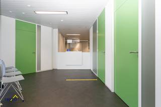 Op een uitstekende zichtlocatie, op de hoek van de Baasrode- en Poelstraat, bevindt zich dit zeer ruime handelspand (340 m²) met ruime parking.Via...