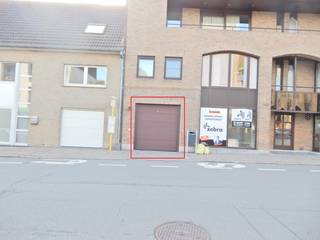 Deze garage is terug te vinden achteraan Residentie Zonnebloem gelegen aan de Vierhoek en dichtbij het centrum van Tielt.Via de grote automatische...