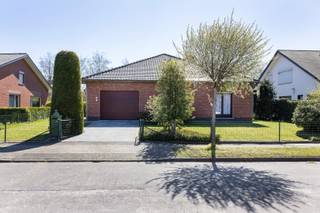 In de www.dammestraat-oost23.be (url kopiëren en plakken indien doorklikken niet lukt) in Roeselare stellen we jou graag deze woning voor. De woning werd in 1969 gebouwd en wordt tot op vandaag bewoond door haar bouwheer &amp; -dame. Nu zij verhuizen naar een appartement maken ze graag plaats. Misschien wel voor jou! En vervolgens is het jouw keuze, trek je met wat opfriswerken in de woning of ga je dadelijk grondiger aan de slag?  De conforme elektrische keuring en het EPC laten alvast beide toe.<br /><br />HOMERUN: Op zondag 26 april ben je van harte welkom op de Homerun van deze woning. Via www.dammestraat-oost23.be kan je een afspraak inplannen. Eveneens via de website verneem je veel meer, zoals een uitgebreide omschrijving, foto's, 360° rondgang, documenten, …  <br /><br />KICK-OFF PRIJS: De vermelde prijs is een Kick-Off prijs waarop een eenmalig bod kan uitgebracht worden (zowel boven als onder de Kick-Off prijs). Dankzij het kwaliteitslabel van Henry Houser ben je zeker dat de biedingen correct verlopen zonder dat er een opbodspel gehouden wordt! Over de transparante procedure is alles te lezen op de website van de woning.  <br /><br />EXTRA BEZOEK: Mocht je op zondag 26 april niet vrij zijn, geef dan gerust een belletje om een afspraak in te plannen op een ander moment.  <br /><br />Groeten, Hendrik van Henry Houser.