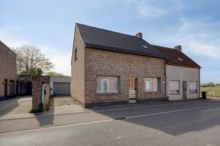 Ben je op zoek naar een praktische woning met veel potentieel in Melsele?Je komt binnen in de gezellige leefruimte  die mooi aansluit op de eetkamer...