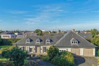 Bestaande uit inkomhal, living, eetplaats, keuken met eethoek, 3 slaapkamers en badkamer (op gelijkvloers), hobbyruimte van +/- 40m² op verdiep, zolder, kelder en kruipkelder. Dubbele garage, terras en tuin op ca. 1.800m² (bouwzone). Mogelijkheid perceel bouwgrond van +/- 950m² bij te kopen.
