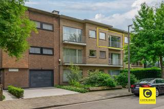 <p><span>Lichtrijk 2-slaapkamerappartement (93 m²) met extra bureau, terras en EPC B!</span></p><p><span>Bent u op zoek naar een ruim en gezellig appartement op een aangename locatie? Dit charmante appartement van ca. 93 m² (cfr. EPC) bevindt zich op de tweede (en bovenste) verdieping van een kleinschalig gebouw zonder drukke bovenburen. Met een uiterst gunstig EPC B-label, twee volwaardige slaapkamers én een extra multifunctionele ruimte biedt deze woning tal van mogelijkheden voor wie comfortabel wil wonen of op zoek is naar een slimme investering.</span></p><p><span> </span></p><p><span>Inkomhal, leefruimte &amp; open keuken</span></p><p><span>Bij binnenkomst stapt u in de centrale inkomhal die is uitgerust met een apart gastentoilet. De royale leefruimte vormt het hart van de woning en valt op door een aangename, natuurlijke lichtinval. Dankzij de naadloze aansluiting op de open keuken geniet u hier van een heerlijk ruimtelijk gevoel en gezellig contact met familie of gasten tijdens het koken.</span></p><p><span> </span></p><p><span>Slaapkamers, extra bureau &amp; badkamer</span></p><p><span>Het appartement beschikt over twee volwaardige, rustige slaapkamers van ca. 14 m² en 10 m². De grootste slaapkamer geeft direct toegang tot het terras. Een grote troef van de woning is de extra bergruimte, die momenteel doordacht is ingericht als een fijne thuiswerkplek of bureauruimte. De badkamer is uitgerust met een ontspannend ligbad waarin u heerlijk kunt tot rust komen.</span></p><p><span> </span></p><p><span>Terras, kelder &amp; optionele garagebox</span></p><p><span>Grenzend aan de hoofdslaapkamer bevindt zich het zuidoost-georiënteerde terras van ca. 5 m². Hier start u de dag ideaal met de eerste zonnestralen en een tas koffie. Inbegrepen in de woning is een private kelderberging voor het opbergen van uw spullen. Achter het gebouw heeft u bovendien de mogelijkheid om een afgesloten garagebox mee aan te kopen voor 27.500 euro.</span></p><p><span> </span></p><p><span>Extra troeven:</span></p><p><span>- Kleinschalig gebouw: Gelegen op de bovenste verdieping voor veel rust en privacy.</span></p><p><span>- Ruime indeling: Ca. 93 m² bewoonbare oppervlakte (cfr. EPC) met veel lichtinval.</span></p><p><span>- Duurzaam: Gunstig EPC-label B.</span></p><p><span>- Multifunctioneel: 2 slaapkamers (14 m² en 10 m²) én een ingerichte bureauruimte.</span></p><p><span>- Zonneterras: Zuidoost-georiënteerd terras van ca. 5 m².</span></p><p><span>- Parkeercomfort: Privatieve kelder én optionele garagebox achter het gebouw ( 27.500).</span></p><p><span>- 10 cm dakisolatie</span></p><p><span> </span></p><p><span>Bent u geïnteresseerd in de mogelijkheden van dit verrassend ruime appartement? Neem snel contact met ons op voor een afspraak ter plaatse!</span></p>
