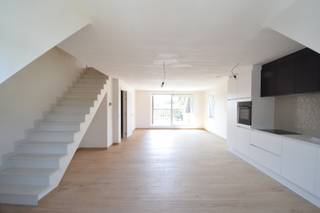 Nieuwbouw BEN-appartement met 2 slaapkamers, terras en autostaanplaats in het centrum van Kasterlee.<br /><br />De duplex bevindt zich op de 2<sup>de</sup> en 3de verdieping en maakt deel uit van een kleinschalig residentie “Cardina”.<br /><br />Het appartement (100m²) bestaat uit een inkomhal met gastentoilet en berging/wasruimte waar ook de warmtepomp staat. De inkomhal geeft uit op een leefruimte met een open keuken, eet- en zithoek.<br /><br />De keuken is ingericht met fornuis, afzuigkap, inbouwijskast en vaatwasser. Aanpalend aan de zithoek is er een dakterras bereikbaar via een schuifraam. In de leefruimte staat een trap naar de zolderverdieping.<br /><br />De nachthal geeft uit op een apart toilet, 2 mooie slaapkamers en een badkamer met grote inloopdouche en lavabomeubel.<br /><br />Gelijkvloers is een privatieve autostaanplaatst voorzien. <br /><br />Het appartement bevindt zich op de markt op wandelafstand van de winkels (250m), openbaar vervoer (250m) en de school (100m).<br /><br />Het appartement wordt volledig geschilderd en is INSTAPKLAAR.<br /><br />Troeven:<br />-Ligging in het centrum.<br />-Energiezuinig.<br />-Instapklaar.<br />-Ruime woonkamer.<br />-Autostaanplaats.<br /><br />Indien u meer informatie wenst of een plaatsbezoek, aarzel dan niet contact op te nemen: tel. 0496 / 51.10.10 of christoffel@vastgoedpicavet.be<br />