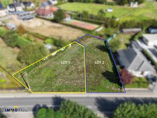 Dit mooi perceel van ongeveer 740 m² (zie plan en luchtfoto, lot 1), de straatbreedte bedraagt ongeveer 21 meter. Deze grond is gelegen in...