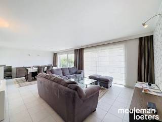 Dit ruime appartement in Middelkerke biedt een ideale combinatie van comfort en functionaliteit. Het beschikt over twee slaapkamers. De badkamer is voorzien van een ligbad en een enkele lavabo. <br />Het appartement beschikt over een ruim terras met prachtig uitzicht.<br /><br />Een groot pluspunt is de ondergrondse garage, wat zorgt voor zorgeloos parkeren en extra opslagruimte. <br /><br />De ligging in Middelkerke maakt dit appartement aantrekkelijk voor wie wil genieten van de kust en tegelijkertijd wilt wonen in een rustige, groene omgeving. Dankzij de goede verbindingen en nabijheid van voorzieningen is dit een ideale plek om thuis te komen.<br /><br />€75 provisie voor de gemeenschappelijke delen