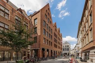 <span><span>Nabij de <strong>Grote Markt</strong> vind je dit volledig instapklaar appartement met 2 slaapkamers en een mezzanine met mogelijkheid voor een derde slaapkamer. Deze buurt vormt een combinatie van bezienswaardigheden, charmante straatjes, pittoreske pleintjes en gezellige horeca-gelegenheden. Het appartement </span></span><span>bevindt zich op de tweede verdieping van residentie Den Spieghel. </span><br /><br /><span><span><strong>Indeling: </strong>Brandveilige inkomdeur naar inkomhal met ingebouwde vestiaire en apart gastentoilet. Ruime living &amp; eetkamer. Open moderne hyper-geïnstalleerde keuken. Vanuit de keuken heb je toegang tot een was- en voorraadkamer. Via de nachtgang kom je bij de badkamer met dubbele lavabo, ligbad, instapdouche en toilet. Kleine slaapkamer met bed en tafel (ook te gebruiken als home-office), en een grote slaapkamer, ladekast en hoge hangkast. Via de trap in de grote slaapkamer kan je naar de mezzanine met mogelijkheid tot het creëren </span>van een extra slaapruimte. Ruime zolderkamer. <br /><br /><strong>Bijzonderheden: </strong></span>
<ul>
	<li><span>Verkoop onder erfpacht. Looptijd tot 30 november 2075. </span></li>
	<li>Jaarlijks betaalt u een erfpachtvergoeding. (EUR 1178)</li>
	<li>Ideaal voor eigen bewoning of als investering.</li>
	<li>De woning wordt met alle meubels inclusief verkocht.</li>
</ul>
<br /><br /><br /> 