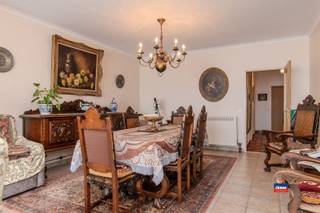 <p><span>HOBOKEN (CENTRUM) | ZEER VERZORGD APPARTEMENT MET DRIE SLAAPKAMERS, TERRAS EN GARAGEBOX | GELEGEN OP DE VIERDE VERDIEPING VAN GEBOUW MET LIFT | EPC C |</span></p><p><span>Indeling als volgt: inkomhal met gastentoilet - leefruimte - gesloten, geïnstalleerde keuken met extra berging - nette retro-badkamer met ligbad en dubbel lavabomeubel - drie slaapkamers - terrasje.</span></p><p><span>Het appartement wordt momenteel verhuurd aan een familielid van de eigenaars. </span></p><p><span>Maandelijkse kosten bedragen ca. 110 euro (minuterie, blokpolis, syndicus)</span></p><p><span>Alle nutsvoorzieningen zijn individueel.</span></p><p><span>Zeer centrale ligging, in het centrum van Hoboken, met marktplein, winkels en openbaar vervoer. Achteraan het gebouw bevindt zich een garagebox.</span></p>