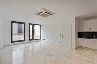 <p><span>Stijlvol appartement | in statig en modern gebouw | OP DE MEIR | Antwerpen stad!</span></p><p><span>Ruime woon,-en leefruimten, ingerichte open keuken, 1 slaapkamer, 1 badkamer</span></p><p><span> </span></p><p><span>Indeling:</span></p><p><span>Toegang via veiligheidsdeur : direcet toegang tot ingerichte open keuken, uitgerust met ingebouwde toestellen (WHIRLPOOL) : oven, Amerikaanse frigo met aparte vriezer, vaatwasser, wasmachine, kookplaten, dampkap en verder treft men de ruime woon,-en leefruimte.</span></p><p><span>Achteraan het appartement treft men 1 slaapkamer voorzien van ingemaakte kasten en 1 volledig ingerichte badkamer met een toilet.</span></p><p><span> </span></p><p><span>Kosten:</span></p><p><span>PK: ca. 125 €/maand : onderhoud en verbruik gemene delen, beheerkosten, blokpolis.</span></p><p><span>Individueel te betalen: elektriciteit en water </span></p><p><span> </span></p><p><span>Bijzonderheden:</span></p><p><span>- A-locatie </span></p><p><span>- instapklaar</span></p><p><span>- karakter, licht en ruimte </span></p><p><span>- gunstige EPC score </span></p><p><span>- videofonie</span></p><p><span>- dubbele beglazing</span></p><p><span>- veiligheidsdeur</span></p><p><span>- elegant, goed onderhouden gebouw</span></p><p><span> </span></p><p><span>Geniet van de omgeving: architectuur, luxe en praktische winkels en bezienswaardigheden in deze mooie stads-buurt aan de Meir.</span></p><p><span>Winkels en openbaar vervoer voor de deur.</span></p><p><span> </span></p>