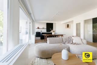<p><span>High-end renovatie op de Fruithoflaan: Luxueus 3-slaapkamerappartement (130 m²) met EPC B</span></p><p><span>Bent u op zoek naar de ultieme combinatie van ruimte, design en een toplocatie? Dit indrukwekkende appartement van ca. 130 m² op de tweede verdieping (met lift) is werkelijk een pareltje aan de gegeerde Fruithoflaan in Berchem. Het pand werd prachtig en ingrijpend gerenoveerd met oog voor luxe en detail. Dankzij de kwalitatieve materialen, de royale indeling en het gunstige EPC B-label geniet u hier van een zorgeloze en energiezuinige toekomst.</span></p><p><span> </span></p><p><span>Inkomhal & berging</span></p><p><span>U wordt verwelkomd in een royale inkomhal die is uitgerust met een ruime vestiaire voor een georganiseerde en opgeruimde ontvangst. Daarnaast bevindt zich hier een handige, aparte berging. De toon is meteen gezet door de stijlvolle visgraat parketvloer die naadloos doorheen het hele appartement is doorgetrokken.</span></p><p><span> </span></p><p><span>Leefruimte & open keuken</span></p><p><span>De riante leefruimte baadt in het natuurlijke licht en ademt een sfeer van pure klasse uit. Via het grote schuifraam stapt u zo het terras aan de voorzijde op, de ideale plek om te genieten van de namiddag- en avondzon. De open keuken is een droom voor elke designliefhebber: volledig uitgerust met alle moderne toestellen en hoogwaardig afgewerkt met een exclusief werkblad in Ibiza Minerals. Direct aansluitend aan de keuken bevindt zich een aparte, afgesloten berging met de aansluitingen voor uw wasmachine en een zee aan extra opbergruimte.</span></p><p><span> </span></p><p><span>Slaapkamers & badkamer</span></p><p><span>Aan de rustige achterzijde van het appartement liggen drie opvallend ruime slaapkamers van respectievelijk 17 m², 12 m² en 12 m², allen perfect afgewerkt op de warme parketvloer. Eén kamer bovendien toegang tot het tweede terras van het appartement, gelegen aan de achterzijde. </span></p><p><span>De badkamer straalt een luxueus hotelgevoel uit. Deze is voorzien van een riante inloopdouche die, net als de keuken, prachtig is afgewerkt in Ibiza Minerals. In de nachthal bevindt zich nog een apart toilet.</span></p><p><span> </span></p><p><span>Troeven:</span></p><p><span>- Prestigieuze renovatie: Hoogwaardige materialen zoals visgraat parket en Ibiza Minerals.</span></p><p><span>- Energiezuinig wonen: Een uitstekend EPC B-label voor een slim verbruik.</span></p><p><span>- Licht & Ruimte: Maar liefst 130 m² woonoppervlakte met een royale lichtinval.</span></p><p><span>- Twee terrassen: Genieten van buitenruimte aan zowel de voor- als achterzijde.</span></p><p><span>- Toplocatie: Gelegen op de Fruithoflaan te Berchem, nabij alle voorzieningen.</span></p><p><span> </span></p><p><span>Kortom: een zeldzame kans op een royaal en instapklaar droomappartement waar luxe en comfort centraal staan. Plan vandaag nog uw bezoek en laat u betoveren!</span></p>