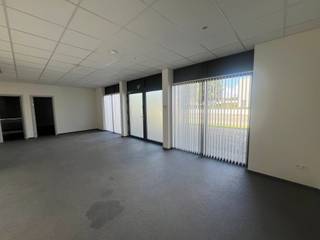 Veelzijdig bedrijfsgebouw met kantoren en appartement gelegen op het industrieterrein Europark te Houthalen-Helchteren, vlakbij de E314. Dit pand van 680m² bestaat uit gelijkvloerse kantoren van 140m², een ruime hal van 400m² en een bovenliggend appartement met drie slaapkamers. <br />Ideale locatie als je wilt werken en wonen in Midden-Limburg, dankzij de directe nabijheid van de E314. <br /><br />KENMERKEN HAL:<br />- Oppervlakte: 400m²<br />- VH: 4,5m<br />- Elektriciteit: 380V/ 63A<br />- 1 elektrische sectionaalpoort (4,5mB)<br /><br />KENMERKEN KANTOOR:<br />- Oppervlakte: 140m² <br />- Indeling: ruime inkom / landschapskantoor, 4 individuele kantoren, aparte kitchenette en sanitair<br /><br />KENMERKEN APPARTEMENT:<br />- Oppervlakte: 140m² <br />- Indeling: inkom, ruime woonkamer met open keuken, 3 slaapkamers, badkamer en terras <br /><br />TROEVEN:<br />- gunstige ligging<br />- wonen en werken op één plaats<br /><br /><b>Interesse?</b> Contacteer ons op 011/399050 of info@jansenrealestate.be