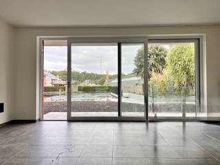 Dit leuk 2 slaapkamer appartement (121 m²) met tuin (37,20 m²) ligt op de gelijkvloerse verdieping van een nieuw gebouw gelegen nabij de oprit van...