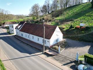 <p><span>Charmante woning met een landelijk karakter in Diest (Kaggevinne)</span></p><p><span>Op zoek naar een woning die rust en ruimte biedt, maar toch dichtbij het stadscentrum ligt? Deze unieke eigendom in Diest (Kaggevinne) ligt op een royaal perceel van maar liefst 4890m² en biedt de perfecte balans tussen landelijke sereniteit en bereikbaarheid.  </span></p><p><span>De halfopen bebouwing beschikt over een ruime slaapkamer en een badkamer met zowel een ligbad als een douche. De functionele keuken is voorzien van alle nodige toestellen, en de wasruimte biedt voldoende plaats voor extra apparatuur.</span></p><p><span>De zolder biedt voldoende plaats voor het creëren van minstens 2 extra slaapkamers.</span></p><p><span>Het bijgebouw met een grote garage biedt talloze mogelijkheden: van garage van je auto, caravan of mobilhome tot het inrichten van een ruime werkplaats of opslagruimte. </span></p><p><span>De omliggende tuin is een ware oase van rust, ideaal voor wie houdt van privacy of groene vingers heeft. Dit perceel biedt volop mogelijkheden om je eigen paradijs in de natuur te creëren. <br />Droomt u van eigen schapen of geitjes? De helling achter de woning is een weide en is zeer geschikt voor grazers. Dankzij de helling geniet u zowel vanuit de woning als vanuit de tuin van heel veel privacy en heeft u direct contact met (zicht op) uw grazers.</span></p><p><span>Gelegen op een rustige verbindingsweg tussen Zichem en Diest, bevindt deze woning zich op een strategische locatie: rustig, maar toch vlakbij het bruisende stadscentrum van Diest. Deze woning is de ideale kans voor wie op zoek is naar comfort, ruimte en een prachtige omgeving. Laat deze unieke kans niet aan je voorbijgaan en ontdek het potentieel van deze charmante eigendom!</span></p><p><span>Deze woning heeft EPC F. Bijgevolg is de renovatieplicht van toepassing.<br />De vermelde oppervlakte is momenteel de kadastrale oppervlakte.<br />Deze eigendom wordt verkocht onder de voorwaarde van het bekomen van een opmetingsplan met grensbepaling van de landmeter, in opdracht van de verkoper.<br /><br />Meer info en een bezoek? <br />Contacteer Immo Diest: 013 31 25 22.<br />Wij laten je de woning graag asap bezichtigen.</span></p><p><span>Kan je niet wachten? Bekijk dan zeker nu al de virtuele tour van deze prachtige eigendom op de website <span>www.immodiest.be</span></span><span> </span></p><p><span>Disclaimer:<br />De gebruikte AI-renders op deze website zijn gecreëerd met behulp van artificiële intelligentie en dienen uitsluitend ter illustratie van de mogelijke inrichting of uitstraling van een pand. Deze beelden zijn niet bindend en geven geen garantie over de huidige of toekomstige toestand van het vastgoed. Afmetingen, materialen, kleuren en inrichting op de AI-renders kunnen afwijken van de werkelijkheid. Geïnteresseerden worden aangeraden steeds het pand persoonlijk te bezichtigen en geen rechten te ontlenen aan de getoonde visualisaties. Voor vragen of verduidelijkingen kan u steeds contact opnemen met Immo Diest. </span></p><p><span> </span></p>