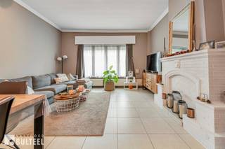 Deze verzorgde bel-etagewoning is gunstig gelegen aan de rand van Sint-Niklaas en combineert een praktische indeling met een...