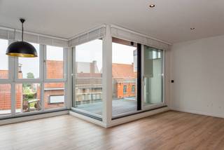 <p></p>
<p>Wonen in het centrum van Aalter, zonder in te boeten aan rust, comfort en groen? Dit stijlvolle duplexappartement, gelegen op de tweede en derde verdieping van een recent residentieel gebouw (2016), combineert een uitstekende ligging met hoogwaardige afwerking en uitzonderlijk wooncomfort.</p>
<p></p>
<p>Vanaf het eerste moment valt de verzorgde afwerking en de hedendaagse uitstraling op. Het appartement werd gebouwd met oog voor kwaliteit, duurzaamheid en energiezuinigheid. Dankzij de vloerverwarming en het uitstekende EPC-label A geniet u niet alleen van maximaal wooncomfort, maar ook van bijzonder lage energiekosten.</p>
<p></p>
<p>Een absolute meerwaarde is het open zicht op de fraai aangelegde binnentuin. Deze groene en rustige omgeving vormt een zeldzame troef voor een appartement in het centrum en creëert een aangename woonbeleving, ver weg van de drukte zonder de voordelen van een centrale ligging te missen.</p>
<p></p>
<p>Ook op praktisch vlak biedt deze residentie tal van voordelen. Bewoners beschikken over een gemeenschappelijk fietsenlokaal en een verzorgd vuilnislokaal. Voor bezoekers zijn er parkeerplaatsen voorzien aan de voorzijde van het gebouw, waardoor parkeren steeds eenvoudig en comfortabel blijft. Daarnaast bestaat de mogelijkheid om één of twee ondergrondse autostaanplaatsen aan te kopen.</p>
<p></p>
<p><strong>Troeven</strong></p>
<ul>
<li>Duplexappartement met 3 slaapkamers</li>
<li>Volledig ingerichte open keuken</li>
<li>2 terrassen (voor- en achterzijde)</li>
<li>Badkamer met douche</li>
<li>2 toiletten</li>
<li>Recent en kwalitatief appartementsgebouw (2016)</li>
<li>Hoogwaardige afwerking en modern wooncomfort</li>
<li>Vloerverwarming - Uitstekende energieprestatie – EPC-label A</li>
<li>Rustgevend zicht op de gemeenschappelijke binnentuin</li>
<li>Gemeenschappelijk fietsen- en vuilnislokaal</li>
<li>Mogelijkheid tot aankoop van één of twee ondergrondse autostaanplaatsen (tegen meerprijs)</li>
<li>Beschikbaar bij akte</li>
</ul>
<p></p>
<p>Een eigendom dat comfort, energiezuinigheid en een uitzonderlijke ligging op harmonieuze wijze verenigt. Ideaal voor wie op zoek is naar een zorgeloze woonst of een duurzame investering in het centrum van Aalter.</p>