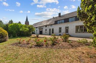 Charmante burgerwoning + aanpalenden garage/atelier/stallingen met authentieke elementen op het plein van Ghislenghien.Deze karaktervolle...