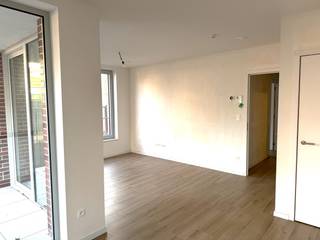 Dit appartement is gelegen in het nieuwbouwproject Hof Berlamuze.<br />Hof Berlamuze is een exclusief nieuwbouwproject in Lier dat geniet van een toplocatie nabij de berlarij en het stadscentrum, alsook de Lierse stadsvesten die tal van mogelijkheden voor ontspanning bieden.<br />Dit prachtig project werd opgeleverd in het najaar van 2025 en combineert een hoogwaardige afwerkingsgraad met energiezuinige technieken zoals warmtepompen, zonnepanelen en vloerverwarming.<br /><br />Op het gelijkvloers van gebouw F bevindt zich dit lichtrijk eenslaapkamer appartement. De leef- en eetkamer geniet van overvloedig natuurlijk licht dankzij de grote raampartijen en biedt rechtstreeks toegang tot een overdekt terras, alsook de ruime tuin. Het appartement is voorzien van vloerverwarming via een lucht/water warmtepomp, wat bijdraagt aan een optimaal wooncomfort en een laag energieverbruik.<br /><br />De overdekte staanplaats is verplicht mee te huren voor €80 per maand.<br /><br />De algemene maandelijkse lasten worden geraamd op ca. €100;<br /><br />Benieuwd naar dit prachtig appartement? Maak snel uw afspraak via 03 337 50 70 of info@vbvastgoed.be.