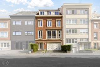 Met veel trots stellen wij u deze statige herenwoning voor, discreet gelegen in een residentiële straat aan de groene zuidrand van Leuven, vlak bij Abdij van Park. Deze karaktervolle, lichtrijke woning verrast met haar indrukwekkende volumes en biedt bijzonder veel potentieel om uw droomwoning te realiseren. Ook voor een vrij beroeper die wonen en werken wil combineren, zijn er tal van mogelijkheden. Op het gelijkvloers vindt u een royale inkomhal en een ruim bureel met eigen sanitair, ideaal als praktijkruimte of wachtkamer, maar evengoed als extra zithoek. Van hieruit heeft u toegang tot de grote, charmante stadstuin, waar u heerlijk kunt ontspannen of gezellig tafelen met familie en vrienden. De royale leefruimtes genieten van een prachtige natuurlijke lichtinval en versterken het aangename ruimtegevoel doorheen de woning. Ook de slaapkamers zijn met hun oppervlaktes van 20 tot 30 m² uitzonderlijk ruim. Afhankelijk van de indeling zijn er tot wel zes slaapkamers mogelijk. De inpandige dubbele garage en de oprit met plaats voor twee extra wagens zorgen voor bijzonder veel comfort, zo dicht bij de stad. Bovendien beschikt de woning over een gunstig EPC-label B. Dit is geen alledaagse woning, maar een lichtrijk herenhuis met karakter, royale ruimtes en eindeloos veel mogelijkheden om er helemaal uw thuis van te maken. Interesse? Contacteer ons via info@homies.be of bel 016 22 82 22