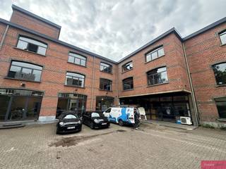 Riante loft van 300 m² met industrieel karakter in de geliefde Markgravebuurt!*Meer info/bezoek? vv@clissenimmo.be*In de gegeerde Markgravebuurt,...