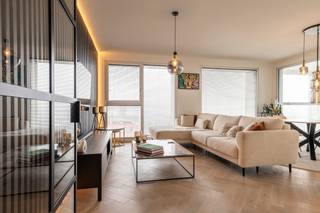 Op de 8e verdieping van de Turnovatoren bevindt zich dit stijlvol en hoogwaardig afgewerkt appartement van 129 m² met 2 slaapkamers, 2 badkamers...