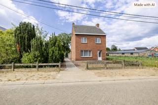 <strong>Te renoveren gezinswoning op een toplocatie in Morkhoven én met de mogelijkheid tot aankoop van de naastgelegen bouwgrond. Dit in een rustige straat vlakbij het centrum van Morkhoven. EPC Label-F (1305 kWh/m²/j)<br /><br />Ligging: </strong>Rustig gelegen en op wandelafstand van de dorpskern van Morkhoven. Ook is er een vlotte verbinding naar omliggende gemeenten en de autostrade.<br /><br /><strong>Indeling</strong>: Inkomhal, leefruimte, keuken, eetplaats, badkamer <strong>+1</strong>: 3 slaapkamers, linnenkamer <strong>+2:</strong> zolder <strong>tuin </strong>met garage en tuinhuis<br /><br /><strong>Beschrijving: </strong>Deze woning vormt de ideale basis voor een grondige renovatie naar hedendaagse norm. Ze beschikt over heel wat volume en dankzij haar ruime zolder zijn er mogelijkheden om deze tot bv. volwaardige slaapkamers om te toveren. Daarnaast geniet de grond van een straatbreedte van maar liefst 22 meter, wat maakt dat er ook in de breedte nog heel wat uitbreidingsmogelijkheden zijn.<br /><br />Eén van de grooste troeven is de rustige ligging op een ideaal perceel van 841m². Deze ruime tuin geniet alvast de meest ideale oriëntatie op het Westen. <br /><br />Ook de mogelijkheid om de naastgelegen bouwgrond van 638m² mee aan te kopen biedt een unieke kans voor zij die hiernaar op zoek zijn.<br /><br />Kortom een woning met heel veel potentieel om om te vormen naar een hedendaagse thuis.