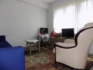 <span><span>Dit appartement biedt een unieke kans voor starters die op zoek zijn naar een eigen plekje in de stad aan zee. Twee slaapkamers, ideaal voor een alleenstaande of een stel.<br />Gelegen op 2° verdieping in een kleinschalige residentie zonder lift (lage syndickosten !).<br />De renovatie is reeds gestart met nieuwe ramen, verder, laat je creativiteit de vrije loop en richt dit appartement volledig naar eigen smaak in.<br /><br /><u>Indeling van de ruimtes:</u><br />Grote lichtrijke leefruimte aan de straatzijde, met open keuken. Vanuit de living gang met een bergruimte, wc en douchekamer. Standaard slaapkamer achteraan met lavabo, waarop een kleine slaapkamer aansluit. Ook ideaal als dressing of hobbykamer.<br /><br />De locatie is extra aantrekkelijk vanwege de nabijheid van diverse voorziengen op loopafstand. Geniet van de rustige straat met eenrichtingsverkeer, en voldoende gratis parkeermogelijkheden, de bushalte om de hoek, strand & zee op 2000 meter, en volop mogelijkheden voor ontspanning en station binnen handbereik.<br /><br /><u>Enkele troeven:</u><br />· Op het gelijkvloers gemeenschappelijk overdekte fietsberging;<br />· Op het gelijkvloers private ruime berging;<br />· Kans, indien gewenst, herinrichting naar eigen keuze;<br />· <strong>Gunstig energielabel C</strong>;<br />· op minder dan 2400 meter : centrum, oprit autostrade en alle winkelketens;<br />·<strong> </strong>Uitermate geschikt als investering met <strong>uitstekend huurrendement</strong>.<br /><br />De woning is vrij van huur. Beschikbaarheid in overleg.<br /><br />Wenst u graag meer informatie? Of liever een plaatsbezoek? Bel ons kantoor op het nummer 051/50 11 51 of mail naar diksmuide@diksimmo.be.</span></span>