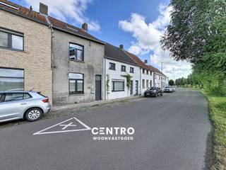 Charmant gelegen woning met 2 à 3 slpks te Lissewege!<br /><br /><strong>INDELING:<br /><u><em>Gelijkvloers:</em></u></strong><br />Inkomhal - living (met veel inbouwkasten) en KWALITATIEVE recente 'Dovy'-keuken (O.a. met gasfornuis, dampkap, heteluchtoven, microgolfoven, frigo en vaatwasmachine) - berging/wasplaats - tuintje met zonneterras en UITZICHT over de velden!<br /><br /><u><em><strong>Eerste verdieping:</strong></em></u><br />Nachthal - badkamer (O.a. met dubbel lavabomeubel en douche) - afzonderlijk toilet - slaapkamer - dressing .<br /><br /><u><em><strong>Tweede verdieping:</strong></em></u><br />Nachthal - ruime slaapkamer.<br /><br /><u><strong>Opmerkingen:</strong></u><br />- Recente cv-installatie op aardgas.<br />- Recente kwalitatieve 'Dovy'-keuken.<br />- Overal DUBBELE beglazing (PVC).<br />- Geïsoleerd dak.<br />- Beperkte energiekosten.<br /><br />Betaalbare woning voor de SNELLE BESLISSERS! Aarzel zeker niet om ons te contacteren voor een bezoek ter plaatse: 050/70.01.02 - info@centro.be.