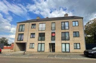 <strong>Gezellig GEMEUBELD appartement met 1 slaapkamer gelegen op een toplocatie in het centrum van Tessenderlo (Tessenderlo-Ham). </strong><br /><br /><span><strong>Indeling:</strong></span><br />+ inkomhal met ruimte voor vestiaire<br />+ apart gastentoilet met handenwasser<br />+ ruime leefruimte met grote vitrinekast, dressoir met tv, eettafel met stoelen en salontafel<br />+ aangrenzend geïnstalleerde open keuken uitgerust met oven, microgolf, spoelbak, kookplaat en dampkap<br />+ berging<br />+ gezellige slaapkamer met bed en kledingkast<br />+ badkamer met modern lavabomeubel, douche én aansluiting voor WM/DK<br /><br /><span><strong>Energie &amp; technieken:</strong></span><br />+ EPC: 100 kWh/m²/jaar - Label A<br />+ UC: 3932805<br />+ Verwarming op gas - cv ketel<br /><br /><em><strong>Uiterst centrale ligging, nabij alle voorzieningen zoals winkels, horeca, scholen, sportcomplexen, openbaar vervoer en op- en afrit E313. </strong></em><br /><em><strong>Ideaal appartement voor een starterskoppel!!</strong></em>