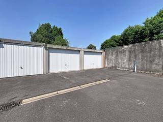 Extra ruime garage te huur in centrum Ieper.