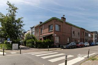 <p><span>Gallifortlei 259 (1e verd.) - Deurne</span></p><p><span> </span></p><p><span>Ruim hoekappartement (99 m²) met 2 slaapkamers in Deurne</span></p><p><span>In de Gallifortlei woon je op een steenworp van het Rivierenhof. Dankzij de vlotte verbinding met bus, tram en het velo-deelsysteem én de nabijheid van belangrijke in- en uitvalswegen geniet je hier van een uitstekende bereikbaarheid. Winkels, supermarkten en andere voorzieningen bevinden zich bovendien vlakbij.</span></p><p><span>Het appartement maakt deel uit van een kleinschalig hoekgebouw met slechts twee wooneenheden, waardoor de vaste kosten beperkt blijven tot slechts €40/maand voor water. Het dak werd geïsoleerd met 8 cm isolatie. Het appartement werd steeds netjes onderhouden, de elektriciteit is conform en in 2012 werd een nieuwe verwarmingsketel geplaatst. Het behaalt een goede EPC-score C.</span></p><p><span>Een leuke extra is de privatieve inkomhal, waar ruimte voorzien is voor een vestiairekast en een wasmachine.</span></p><p><span>In het appartement zelf kom je binnen in de lichtrijke leefruimte met airco en open keuken, samen goed voor een oppervlakte van circa 40 m². De keuken is uitgerust met een gasvuur, dampkap, spoelbak, ingebouwde oven, vaatwasser en koelkast. In de gang bevindt zich bovendien een handige ingemaakte kast voor extra bergruimte.</span></p><p><span>Verder beschikt het appartement over twee volwaardige slaapkamers van 8 m² en 14 m². De ruime badkamer van 8 m² is uitgerust met een ligbad, aparte douche, dubbele lavabo en handdoekdroger. Het toilet is apart.</span></p><p><span>Ben je op zoek naar een instapklaar appartement met veel lichtinval in een kleinschalig gebouw? Mis deze kans niet! Bewoonbare opp. 99 m² – ref.: bruto vloeropp. Voor meer info of een gratis schatting surf naar </span><span><span>www.hansimmo.be</span></span></p><p><span> </span></p>