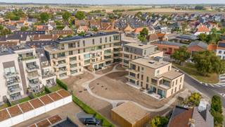 Dit appartement maakt deel uit van het nieuwbouwproject 'Residentie Vue' te Veurne.<br />Alle appartementen hebben een energiezuinig karakter met een E-peil van maximum 30. Ze beschikken onder andere over vloerverwarming, ventilatiesysteem D en worden verwarmd door middel van een geothermische warmtepomp. <br /><br />Het appartement bevindt zich op de tweede verdieping en werd op plan ingedeeld als volgt:<br />Inkom, toilet, berging, lichtrijke leefruimte, zuidwest gericht terras met zicht op de gemeenschappelijke binnentuin, open keuken, bergruimte, 1 slaapkamer met dressing en 1 badkamer. <br /><br />Mogelijkheid tot aankoop van autostaanplaats, afgesloten garage en/of kelderberging in het ondergronds complex. <br /><br />Appartement: 79,92 m²<br />Terras: 12,34 m²